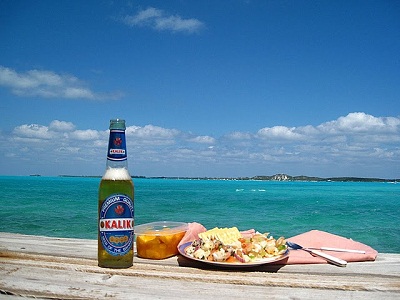 Багамское пиво Kalik с закуской